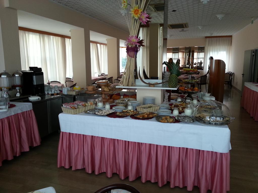 Hotel Glenn Римини Екстериор снимка
