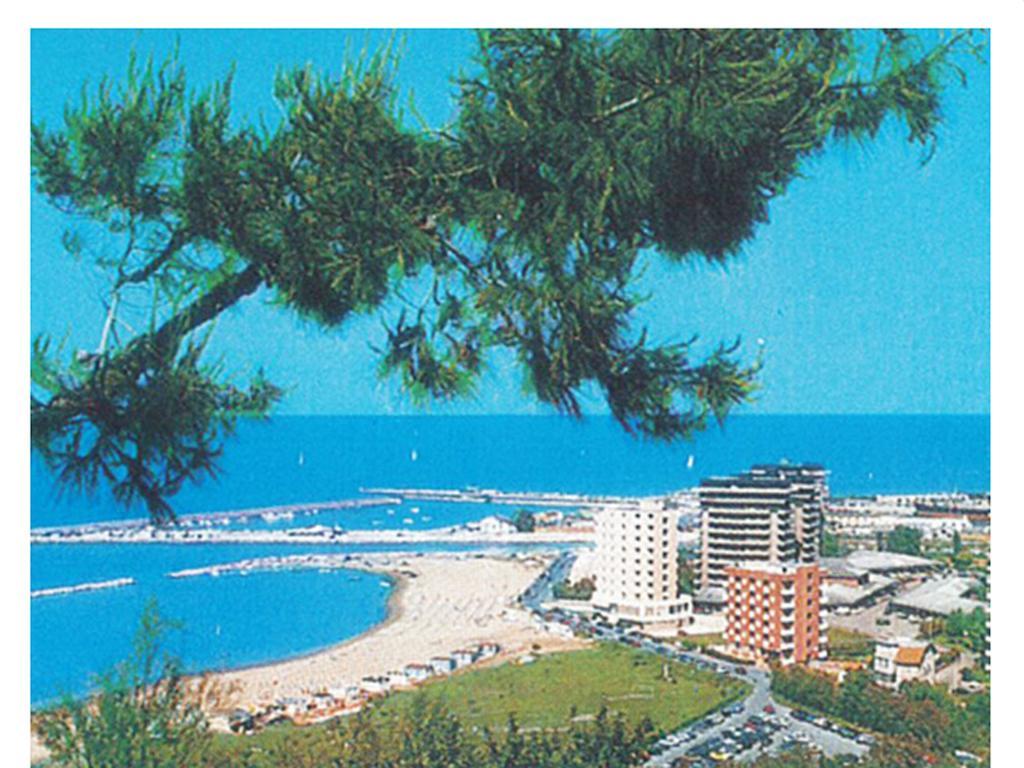Hotel Glenn Римини Екстериор снимка