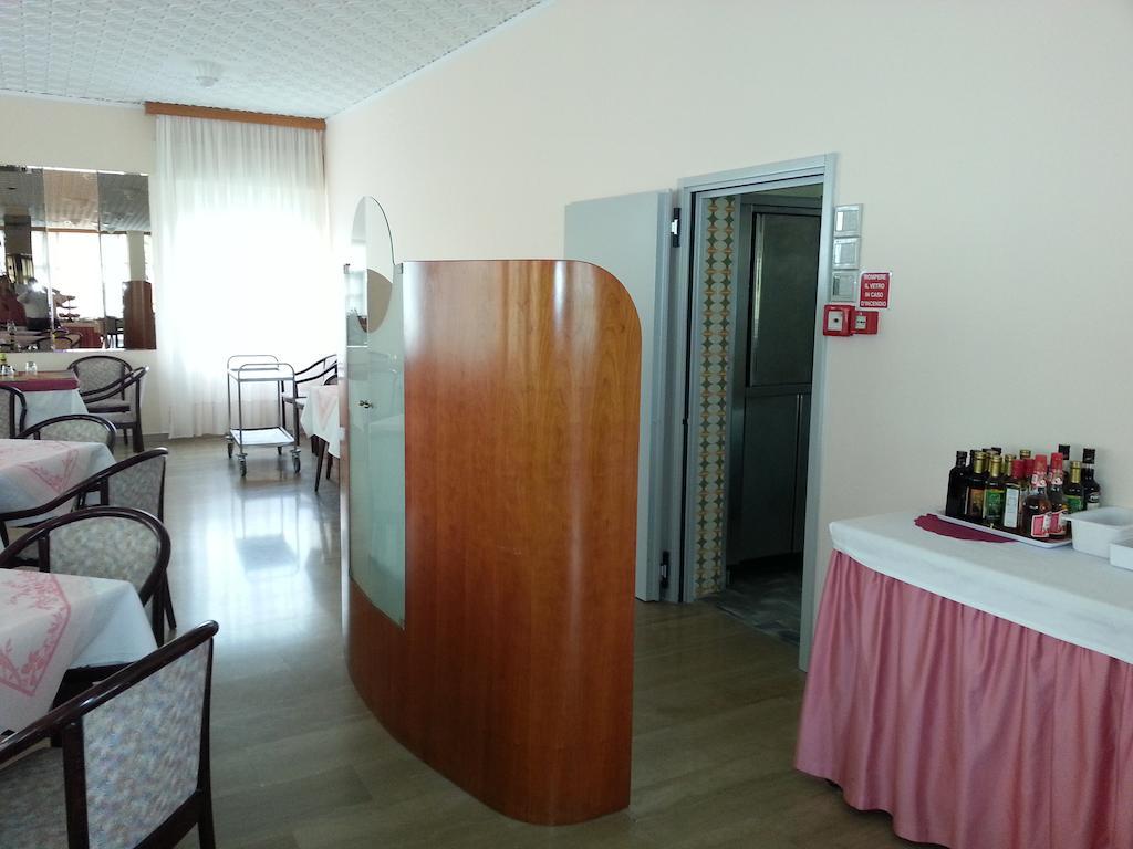 Hotel Glenn Римини Екстериор снимка