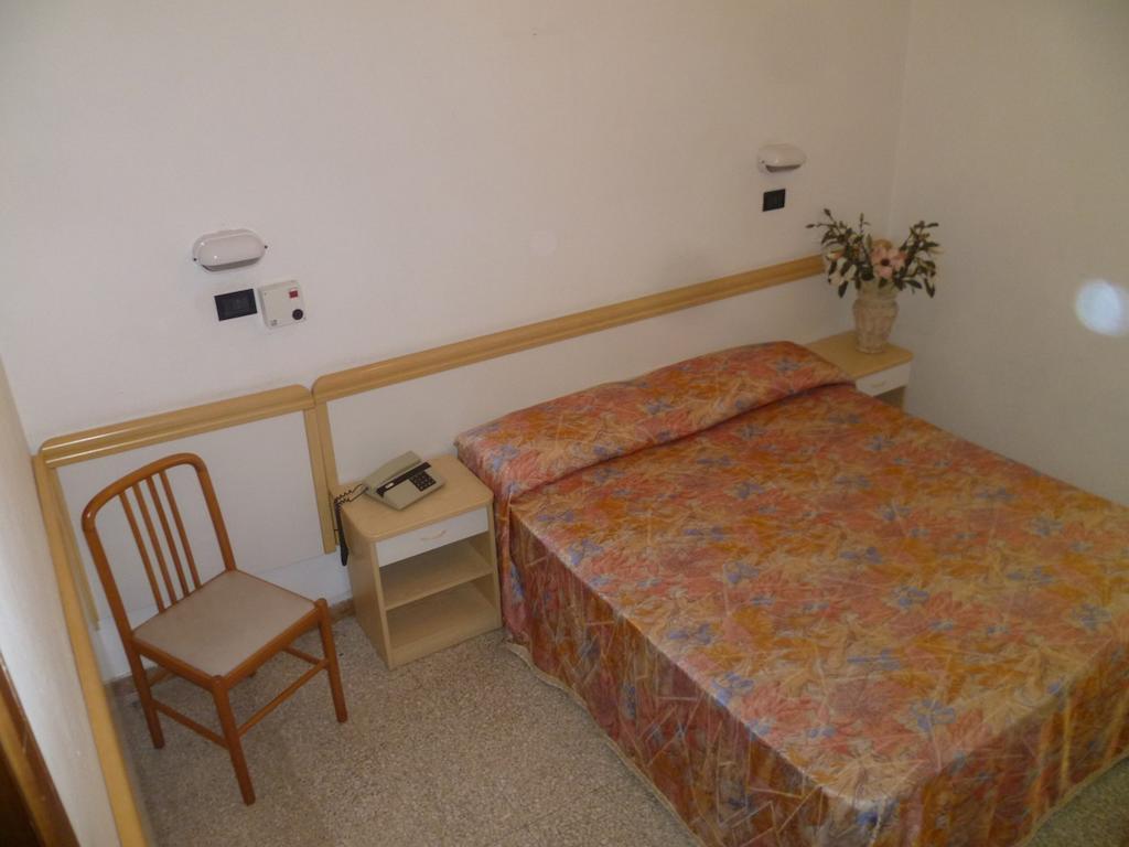 Hotel Glenn Римини Екстериор снимка