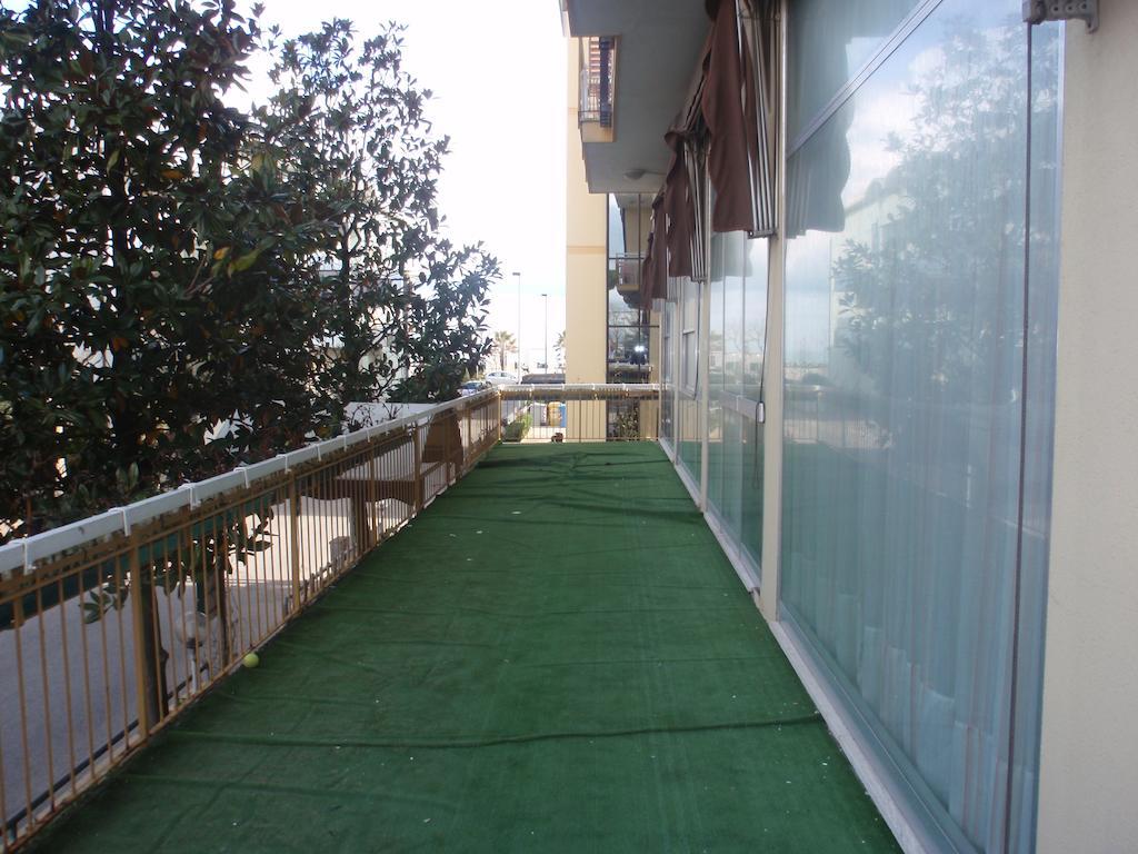 Hotel Glenn Римини Екстериор снимка