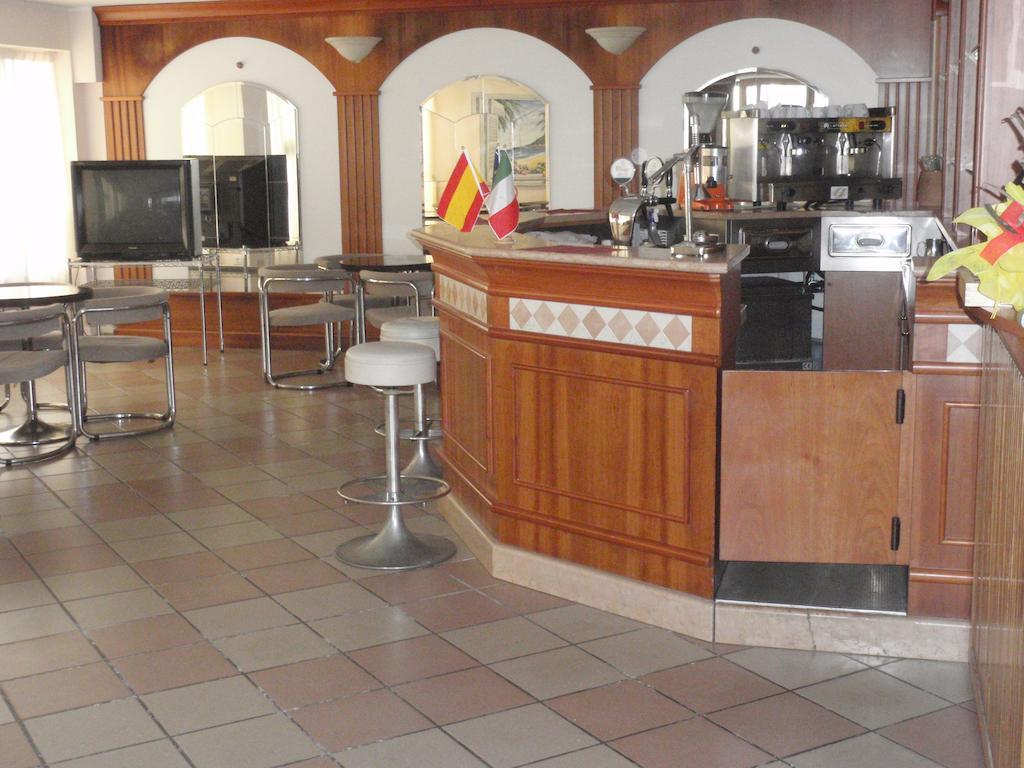 Hotel Glenn Римини Екстериор снимка
