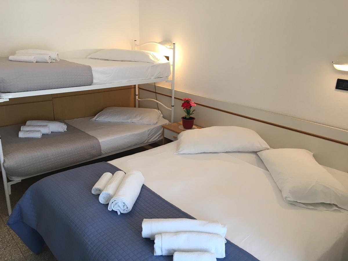 Hotel Glenn Римини Екстериор снимка