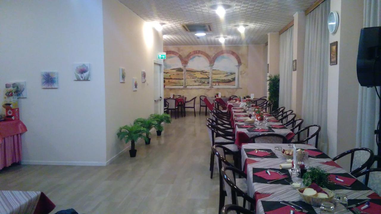 Hotel Glenn Римини Екстериор снимка