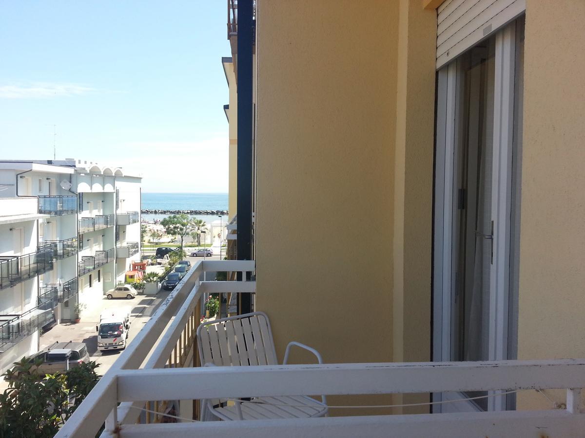Hotel Glenn Римини Екстериор снимка