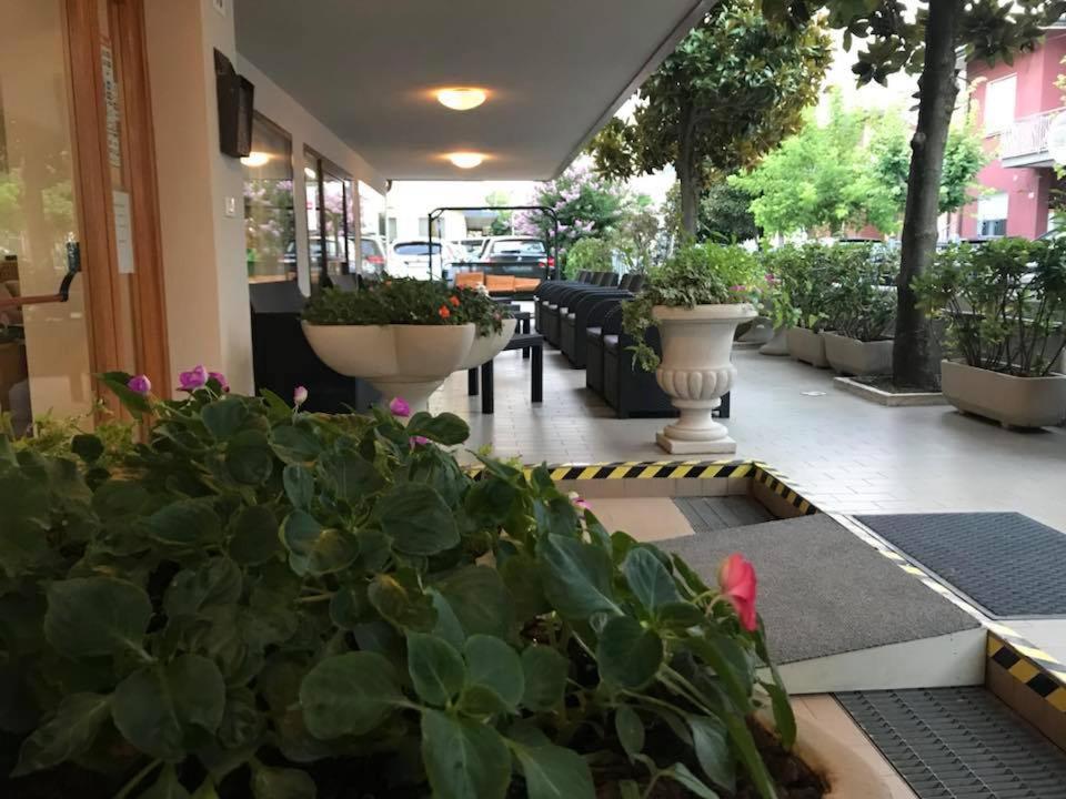 Hotel Glenn Римини Екстериор снимка