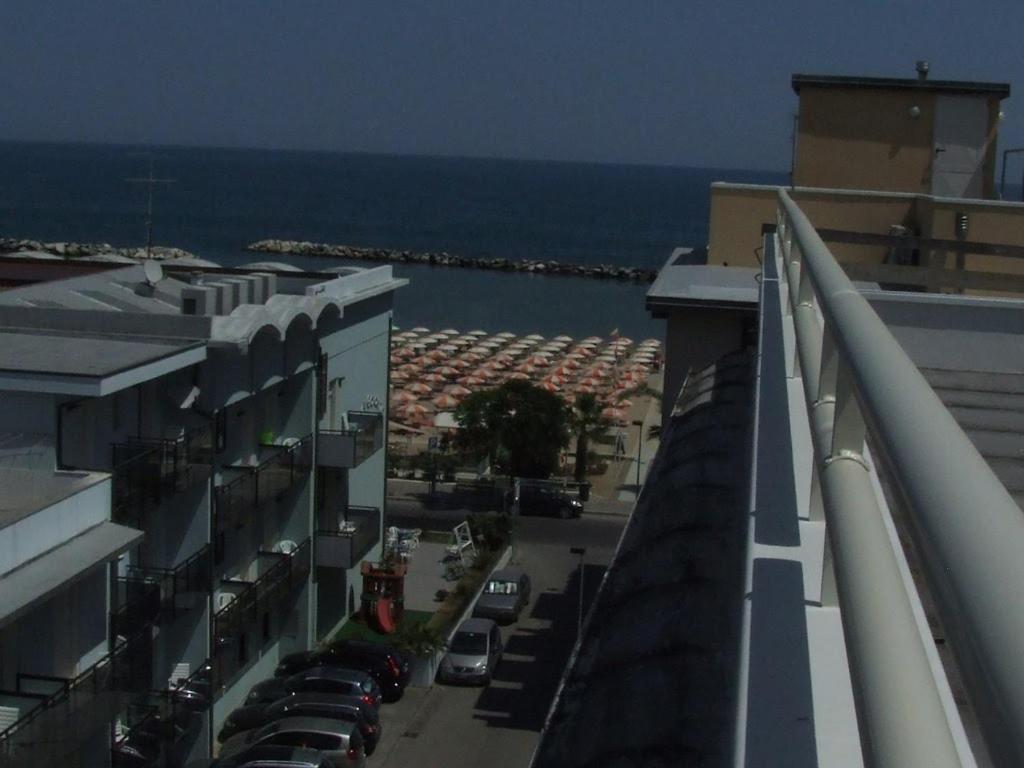 Hotel Glenn Римини Екстериор снимка